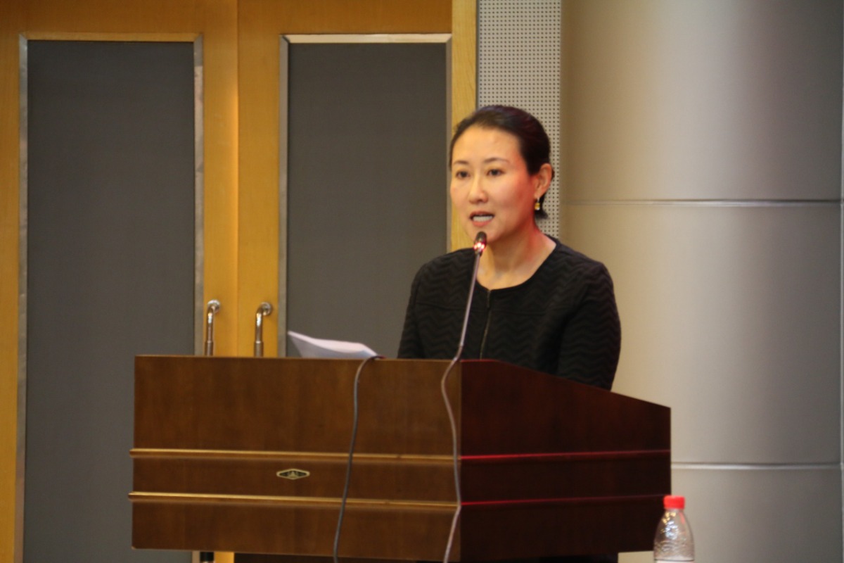 當(dāng)選第三屆理事會(huì)會(huì)長的慈銘集團(tuán)董事韓小紅發(fā)表講話 當(dāng)選第三屆理事會(huì)會(huì)長的慈銘集團(tuán)董事韓小紅發(fā)表講話