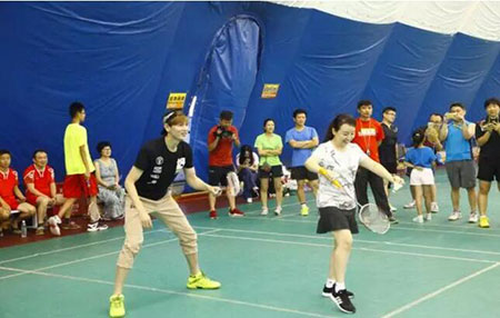 5世界羽毛球冠軍鮑春來，著名演員關(guān)玲與選手打友誼賽.jpg