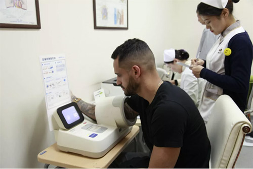 12慈銘奧亞醫護人員給中赫國安球員測量血壓.jpg 12慈銘奧亞醫護人員給中赫國安球員測量血壓.jpg