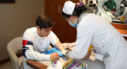 13慈銘奧亞醫護人員給中赫國安球員采血4.jpg 13慈銘奧亞醫護人員給中赫國安球員采血4.jpg