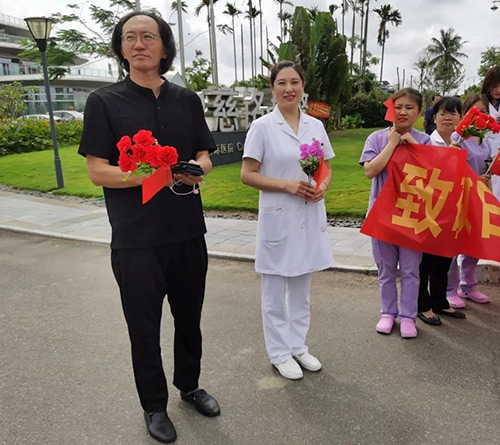 9慈銘集團董事長胡波在海南博鰲向援鄂醫護人員致敬.jpg 9慈銘集團董事長胡波在海南博鰲向援鄂醫護人員致敬.jpg