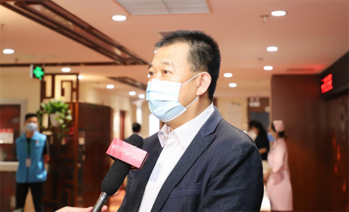 5慈銘體檢集團(tuán)聯(lián)席總裁韓圣群接受采訪(fǎng).jpg