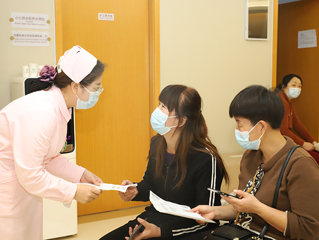 4慈銘體檢美小護(hù)們服務(wù)打工媽媽.jpg 4慈銘體檢美小護(hù)們服務(wù)打工媽媽.jpg